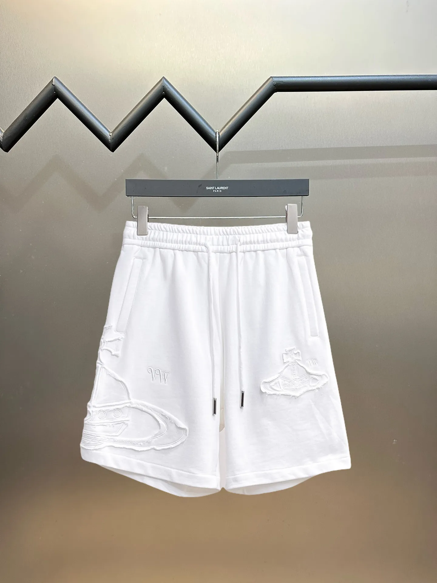 The Queen Mother's three-standard complete 2026 summer New Arrival men's casual shorts, advanced custom-made fabric Breathable fabric, Breathable elasticity and comfort, impeccable details, top-grade accessories, original logo design concept, delicate and soft feel! The upper body fit is awesome! Size: M-XXXL Please state your height and weight when ordering
